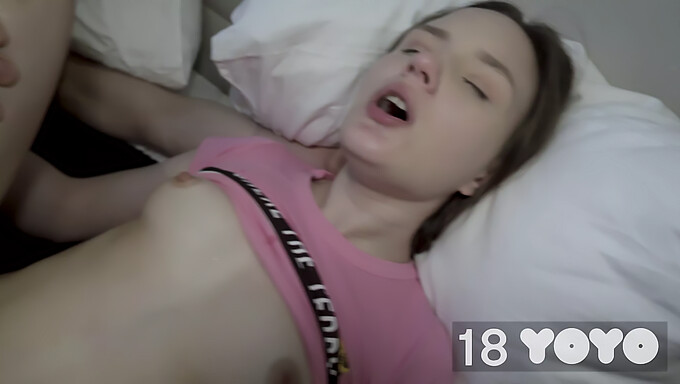 18 Yaşındaki Amatör Üvey Kardeşinden Creampie Alıyor