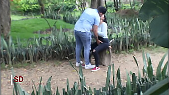 Um Casal Adolescente É Espionado Em Um Parque Público.