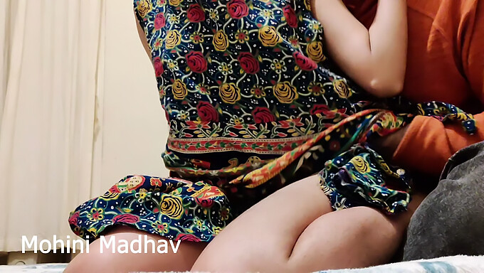 Desejos Desi: Desi Bhabhi Traída Por Um Jovem Oficial Em Hindi