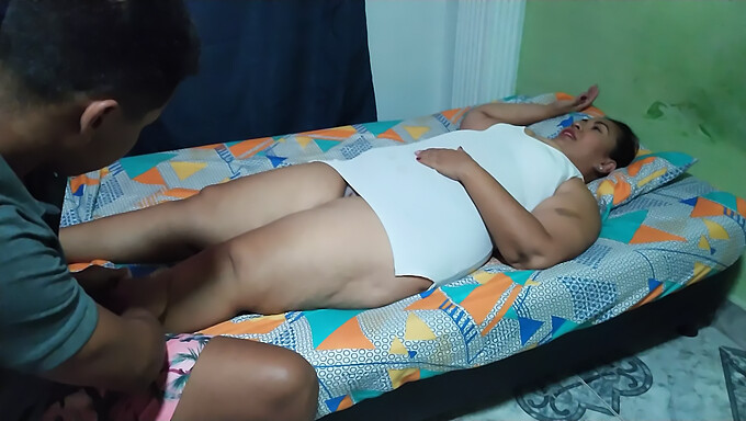 Esposa Infiel Le Da Un Masaje Sensual A Su Suegra Milf