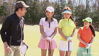 Japonskí Tínedžerskí Golfisti Sa Správajú Nezbedne