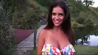 Fantastiske Model Zaira Nara Viser Sine Kurver I En Bikini